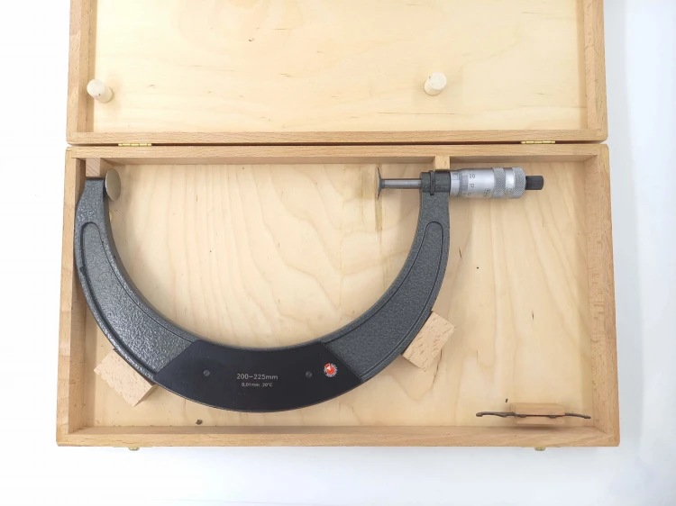 Mikrometr talerzykowy Hartig 200-225 mm
